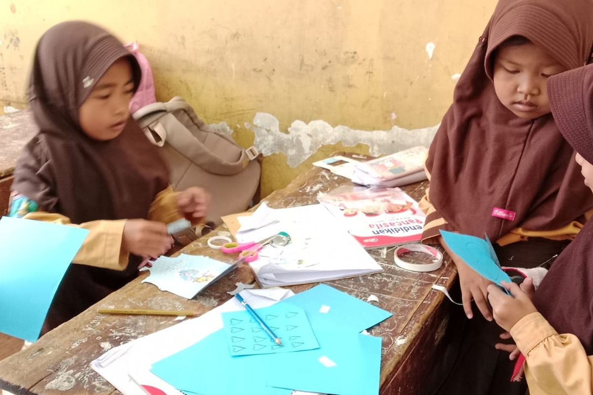 Menghias kelas (2A)